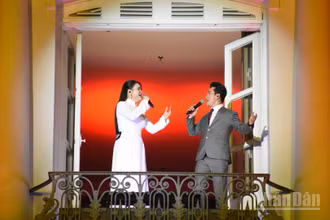 Ca khúc Giai điệu tổ quốc, sáng tác Trần Tiến; Biểu diễn: Nghệ sĩ Ưu tú Quang Hào, ca sĩ Đinh Trang, Violin Trịnh Minh Hiền, hợp xướng và dàn nhạc. (Ảnh: ANH ĐÀO)