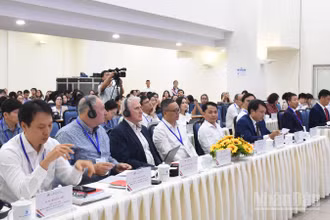 Các đại biểu tham dự diễn đàn “Bồi dưỡng, đào tạo đội ngũ để triển khai hiệu quả việc đưa tiếng Anh thành ngôn ngữ thứ hai trong trường học”. (Ảnh: ANH ĐÀO)