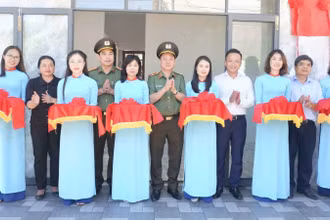 Ban Giám đốc Công an thành phố Đà Nẵng khánh thành, bàn giao 26 căn nhà hỗ trợ hộ nghèo tại xã Phước Năng, Phước Chánh, Phước Hiệp và Khâm Đức. (Ảnh: PV)