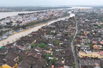 Phố cổ Hội An sáng 1/11.