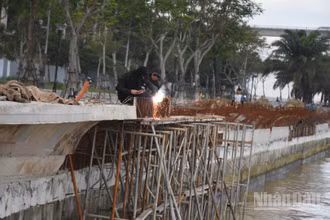 Toàn bộ tường chắn sóng được thi công để giảm sóng tràn qua đỉnh kè. (Ảnh: ANH ĐÀO)
