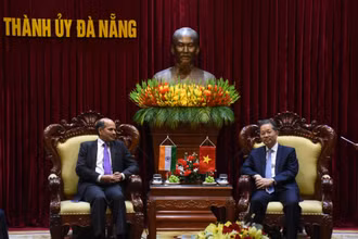 Đồng chí Nguyễn Văn Quảng, Ủy viên Trung ương Đảng, Bí thư Thành ủy, Trưởng Đoàn đại biểu Quốc hội đơn vị Đà Nẵng chủ trì tiếp Ngài Sandeep Arya, Đại sứ Ấn Độ tại Việt Nam. (ẢNH: ANH ĐÀO)