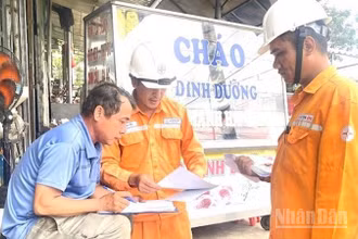 Đẩy mạnh tuyên truyền, hướng dẫn khách hàng cài đặt sử dụng các kênh thông báo chính thức của ngành điện để nắm bắt thông tin an toàn sử dụng điện. (Ảnh: ĐÌNH TĂNG)