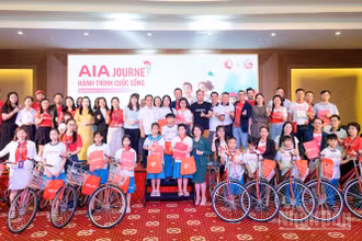 AIA Việt Nam trao tặng hơn 140 chiếc xe đạp và nhiều phần quà với tổng trị giá khoảng 360 triệu đồng cho các học sinh có hoàn cảnh khó khăn trên địa bàn tỉnh Quảng Nam. (Ảnh: ĐÌNH TĂNG)