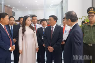 Đồng chí Trần Cẩm Tú, Thường trực Ban Bí thư tìm hiểu, lắng nghe cán bộ cơ sở ở Đà Nẵng nói về công tác vận hành hệ thống chính quyền cơ sở mới. (Ảnh: ĐÌNH TĂNG)