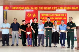 Trường Quân sự Quân khu tặng quà gia đình chính sách. (Ảnh: ĐÌNH TĂNG)