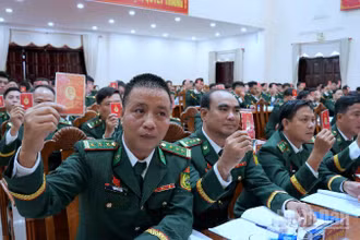 Đại biểu tham dự Đại hội Đại biểu Đảng bộ Ban Chỉ huy Bộ đội Biên phòng Cà Mau biểu quyết thông qua nghị quyết nhiệm kỳ 2025-2030.