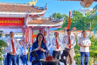 Phó Chủ tịch nước Võ Thị Ánh Xuân, cùng Đoàn công tác của Trung ương và lãnh đạo tỉnh Cà Mau dâng hoa, dâng hương Đền thờ 10 Anh hùng Liệt sĩ khởi nghĩa Hòn Khoai.