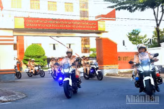 Lực lượng Công an Cà Mau xuất phát diễu hành ngay sau lễ ra quân.