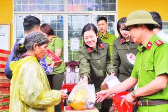 Chị Hồ Thị Khánh Vi (giữa) tham gia các hoạt động hỗ trợ nhân dân vùng sâu, vùng xa.