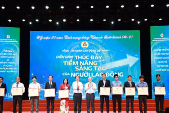 Đại diện Tập đoàn TH (thứ 5 từ phải sang) nhận bằng khen tại Diễn đàn “Thúc đẩy tiềm năng sáng tạo của người lao động” trong khuôn khổ chương trình “Ngày hội lao động sáng tạo toàn quốc năm 2025”.