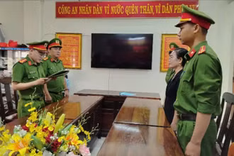 Cơ quan Cảnh sát điều tra Công an tỉnh Phú Yên tống đạt quyết định khởi tố bị can đối với bà Đặng Thị Hòa Hiệp. (Ảnh Công an tỉnh Phú Yên)