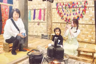Du khách tìm hiểu không gian nhà sàn truyền thống làng Thái Hải (Thái Nguyên), có chứng chỉ sản phẩm OCOP 5 sao quốc gia. (Ảnh: VIỆT ANH)