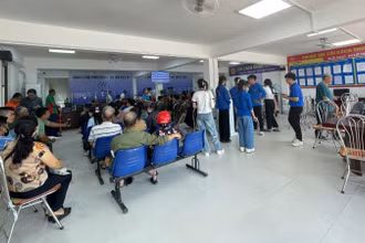 Đoàn thanh niên hỗ trợ người dân thực hiện thủ tục hành chính tại Điểm Phục vụ hành chính công xã Ô Diên.