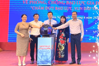 Các đại biểu nhấn nút hưởng ứng Lễ phát động Tháng hành động quốc gia về phòng, chống bạo lực gia đình năm 2025, với chủ đề "Chấm dứt bạo lực, vun đắp yêu thương”.