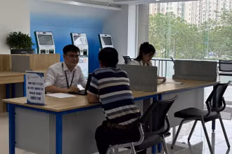 Người dân làm thủ tục hành chính tại Trung tâm phục vụ hành chính công thành phố Hà Nội, chi nhánh số 1. (Ảnh: DIỆU THƯƠNG)