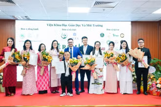 Ban lãnh đạo Trung tâm Khoa học dinh dưỡng ngành chay quốc gia nhận quyết định bổ nhiệm.