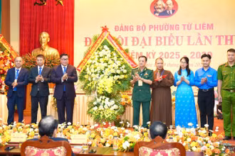 Các tầng lớp nhân dân phường Từ Liêm tặng hoa chúc mừng đại hội. (Ảnh: DIỆU THƯƠNG)