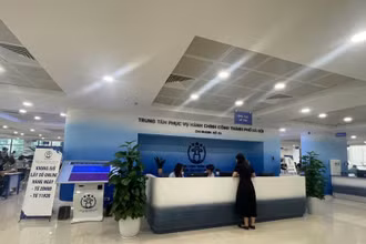 Người dân đến giải quyết thủ tục hành chính tại Trung tâm Phục vụ hành chính công thành phố Hà Nội, chi nhánh số 1. 