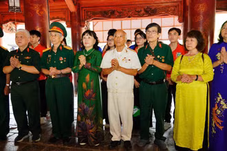 Các thành viên Câu lạc bộ "Mãi mãi tuổi 20" kính cẩn nghiêng mình dâng nén tâm hương trước anh linh các bậc tiền nhân, các anh hùng liệt sĩ tại khu di tích Văn Miếu-Quốc Tử Giám.