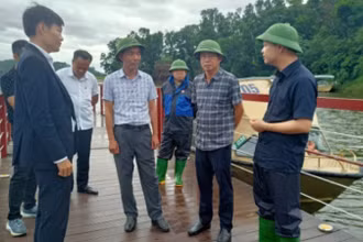 Ban Chỉ huy Phòng thủ dân sự xã Đoài Phương (Hà Nội) tổ chức kiểm tra thực địa tại hồ Đồng Mô.