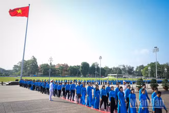 780 đại biểu chính thức thuộc Đại hội XIV Công đoàn Việt Nam viếng Lăng Bác.