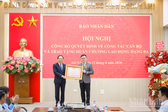 Đồng chí Trịnh Văn Quyết, Ủy viên Bộ Chính trị, Bí thư Trung ương Đảng, Trưởng ban Tuyên giáo và Dân vận Trung ương trao Huân chương Lao động hạng Ba cho Tổng Biên tập Báo Nhân Dân Lê Quốc Minh.