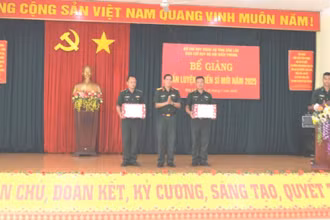 Đại tá Niê Ta, Chỉ huy trưởng Bộ Chỉ huy Quân sự tỉnh Đắk Lắk tặng quà cán bộ, chiến sĩ Tiểu đoàn Huấn luyện-Cơ động.