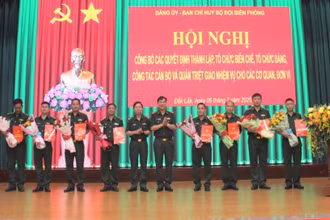 Lãnh đạo Đảng ủy, Ban Chỉ huy Bộ đội Biên phòng tỉnh Đắk Lắk trao quyết định cho các tổ chức Đảng trực thuộc.
