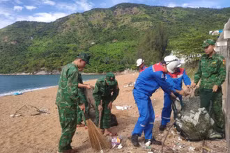 Đoàn viên, thanh niên Công ty cổ phần xăng dầu khí Phú Yên cùng với Bộ đội Biên phòng tham gia chương trình “Hãy làm sạch biển”.