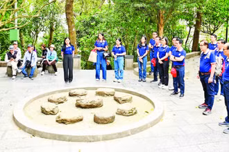 Du khách tham quan Khu di tích Đền Hùng, Phú Thọ. (Ảnh THẾ ĐẠI)