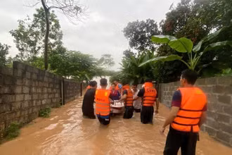 Lực lượng Công an tỉnh Thái Nguyên phối hợp lực lượng cơ sở đưa người dân tại xã Bình Sơn, thành phố Sông Công ra khỏi khu vực ngập lụt. (Ảnh Quang Linh)