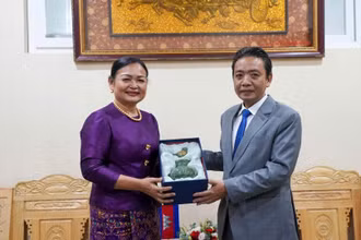 Thứ trưởng Văn hóa, Thể thao và Du lịch Hoàng Đạo Cương tiếp Quốc Vụ khanh Bộ Văn hóa và Nghệ thuật Campuchia Lundi Sannnara.