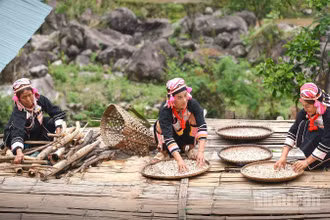 Phụ nữ Hà Nhì ở bản Pa Pảng vẫn đối mặt rào cản bình đẳng giới. (Ảnh: VŨ LINH)