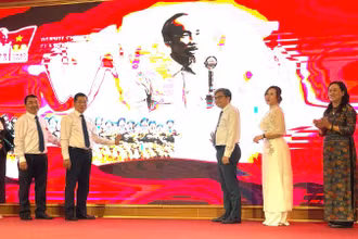 Các đại biểu nhấn nút ra mắt nền tảng số “A80 - Tự hào Việt Nam”.