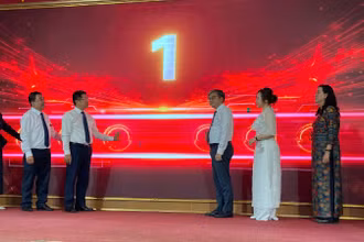 Đại diện lãnh đạo thành phố Hà Nội và các đơn vị liên quan khai trương nền tảng số "A80-Tự hào Việt Nam".