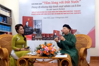 Các đại biểu trao đổi về cuốn sách của nguyên Phó Chủ tịch nước Nguyễn Thị Bình.