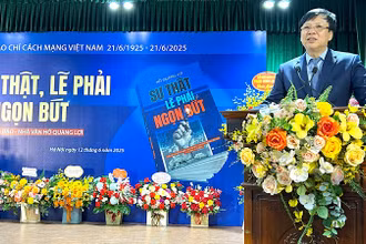 Nhà báo, nhà văn Hồ Quang Lợi chia sẻ tại buổi lễ ra mắt sách “Sự thật, Lẽ phải và Ngọn bút”.