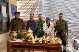 Công an xã Châu Thành bắt giữ 2 đối tượng cùng tang vật. (Ảnh: Anh Tuấn)