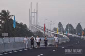 Người dân tập thể dục trên đường dẫn vào cầu.
