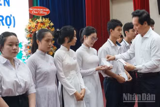 Lãnh đạo tỉnh Đồng Tháp trao học bổng cho các em học sinh trên địa bàn tỉnh.