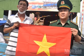 Tặng cờ và tuyên truyền khai thác hải sản bất hợp pháp, không báo cáo, không theo quy định cho ngư dân.