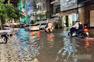 Nhiều tuyến đường nội ô thành phố Cần Thơ bị ngập sau cơn mưa.
