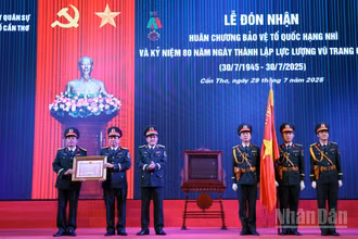 Trung tướng Nguyễn Xuân Dắt, Phó Bí thư Đảng ủy, Tư lệnh Quân khu 9, trao Huân chương Bảo vệ Tổ quốc hạng Nhì cho Bộ Chỉ huy Quân sự thành phố Cần Thơ.