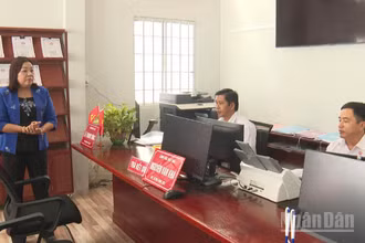 Bà Mã Thị Tươi, Phó Chủ tịch Thường trực Hội đồng nhân dân thành phố Cần Thơ thăm hỏi, động viên cán bộ, công chức.