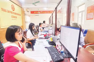 Công chức xã Tam Sơn, tỉnh Phú Thọ giải quyết thủ tục hành chính cho người dân.