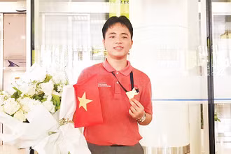 Ngô Quang Minh và tấm huy chương vàng Olympic quốc tế môn Hóa học 2025.