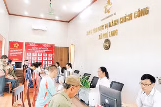Người dân làm thủ tục tại Trung tâm phục vụ hành chính công xã Phú Long, tỉnh Ninh Bình.