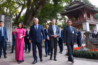 Chủ tịch Hội đồng châu Âu Antonio Costa cùng đoàn đại biểu tham quan Khu di tích quốc gia đặc biệt Văn Miếu-Quốc Tử Giám.