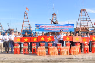 Bộ Tư lệnh Vùng Cảnh sát biển 3 tặng cờ và quà cho các ngư dân.